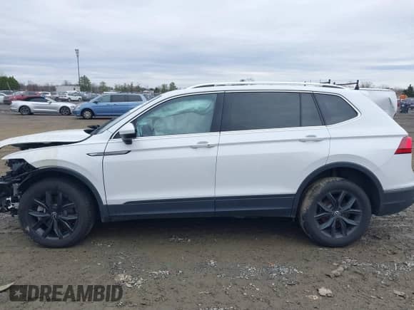 2024 Volkswagen Tiguan SE z VIN 3VVMB7AX8RM049460, wystawiony jako IAAI lot #41137906 z przebiegiem 13 879 mil mil oraz . Historia ofert i sprzedaży dostępna na DreamBid. Obrazek 15.