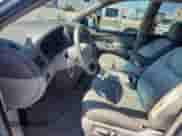 2010 Toyota Sienna CE z VIN 5TDKK4CC1AS339350, wystawiony jako Copart lot #82258545 z przebiegiem 170 742 mil mil oraz Czysty tytuł • Clean title. Historia ofert i sprzedaży dostępna na DreamBid. Obrazek 7.