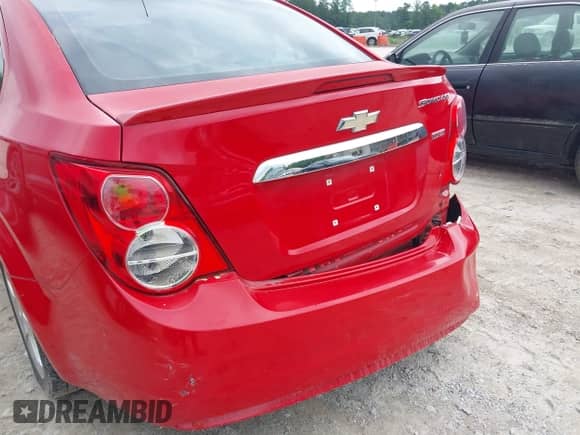 2013 Chevrolet Sonic LTZ z VIN 1G1JE5SB3D4186223, wystawiony jako IAAI lot #42388000 z przebiegiem 142 486 mil mil oraz . Historia ofert i sprzedaży dostępna na DreamBid. Obrazek 12.