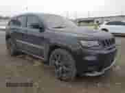 2020 Jeep Grand Cherokee SRT z VIN 1C4RJFDJ1LC132827, wystawiony jako Copart lot #58739265 z przebiegiem Nie podano mil oraz Szkoda całkowita • Salvage title. Historia ofert i sprzedaży dostępna na DreamBid. Obrazek 4.