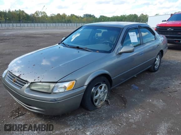 1998 Toyota Camry LE z VIN 4T1BG22K3WU312972, wystawiony jako IAAI lot #43318511 z przebiegiem 254 867 mil mil oraz . Historia ofert i sprzedaży dostępna na DreamBid. Obrazek 2.