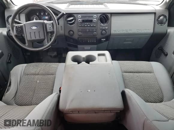 2013 Ford F-250 XL z VIN 1FT7X2A64DEB17792, wystawiony jako Copart lot #51159425 z przebiegiem 246 495 mil mil oraz Czysty tytuł • Clean title. Historia ofert i sprzedaży dostępna na DreamBid. Obrazek 8.