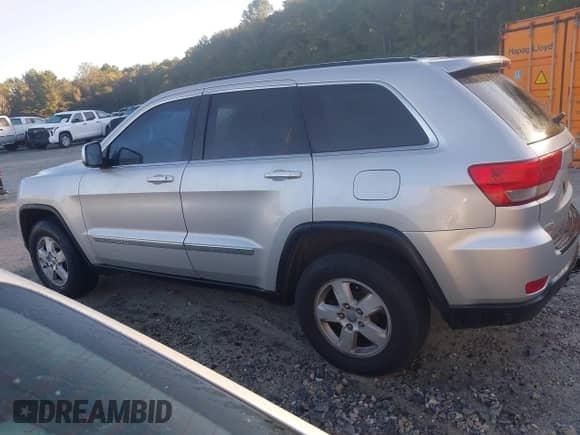 2012 Jeep Grand Cherokee Laredo z VIN 1C4RJEAG9CC167487, wystawiony jako IAAI lot #43444749 z przebiegiem 239 854 mil mil oraz . Historia ofert i sprzedaży dostępna na DreamBid. Obrazek 3.