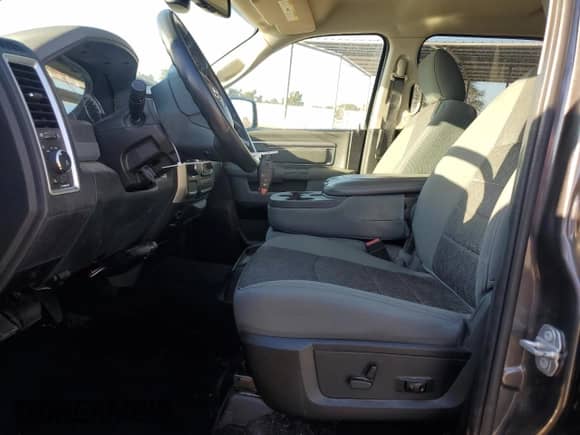 2016 Ram 1500 Big Horn z VIN 1C6RR6LM1GS333294, wystawiony jako Copart lot #81847794 z przebiegiem 43 891 mil mil oraz Szkoda całkowita • Salvage title. Historia ofert i sprzedaży dostępna na DreamBid. Obrazek 7.