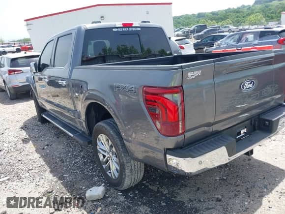 2024 Ford F-150 Lariat z VIN 1FTFW5L57RFB58262, wystawiony jako IAAI lot #42255702 z przebiegiem 4 763 mil mil oraz . Historia ofert i sprzedaży dostępna na DreamBid. Obrazek 3.