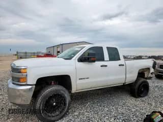 2015 Chevrolet Silverado 2500HD Work Truck z VIN 1GC2KUE88FZ516460, wystawiony jako Copart lot #62709705 z przebiegiem Nie podano mil oraz Szkoda całkowita • Salvage title. Historia ofert i sprzedaży dostępna na DreamBid. Obrazek 1.