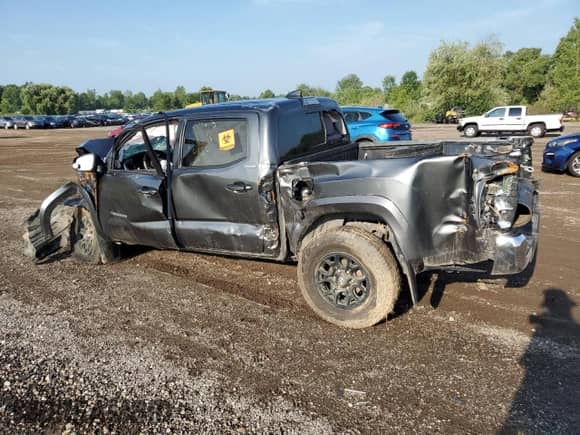 2020 Toyota Tacoma SR5 z VIN 3TMCZ5AN7LM291155, wystawiony jako Copart lot #67111255 z przebiegiem 106 969 mil mil oraz Szkoda całkowita • Salvage title. Historia ofert i sprzedaży dostępna na DreamBid. Obrazek 2.