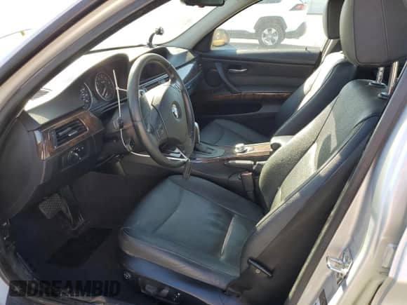 2007 BMW 3 Series 328xi z VIN WBAVC73557KP33136, wystawiony jako Copart lot #85649935 z przebiegiem 178 613 mil mil oraz Czysty tytuł • Clean title. Historia ofert i sprzedaży dostępna na DreamBid. Obrazek 7.