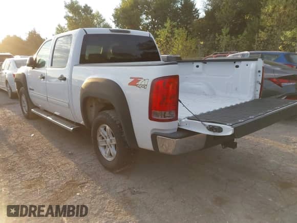 2011 GMC Sierra 1500 SLE z VIN 3GTP2VE35BG224680, wystawiony jako IAAI lot #43356809 z przebiegiem 744 412 mil mil oraz . Historia ofert i sprzedaży dostępna na DreamBid. Obrazek 3.