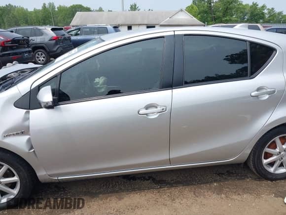 2015 Toyota Prius One z VIN JTDKDTB38F1582101, wystawiony jako IAAI lot #42429002 z przebiegiem 182 948 mil mil oraz . Historia ofert i sprzedaży dostępna na DreamBid. Obrazek 14.