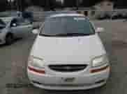 2004 Chevrolet Aveo LS z VIN KL1TJ526X4B230798, wystawiony jako Copart lot #75946564 z przebiegiem 240 971 mil mil oraz Czysty tytuł • Clean title. Historia ofert i sprzedaży dostępna na DreamBid. Obrazek 5.