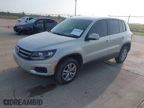 2013 Volkswagen Tiguan SE с VIN WVGAV7AX9DW542089, выставлен на аукционе IAAI как лот 42212502 с пробегом 173 804 миль миль и . История ставок и продаж доступна на DreamBid. Изображение 2.