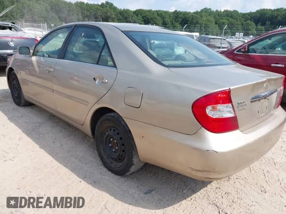 2002 Toyota Camry LE z VIN 4T1BE30K42U639339, wystawiony jako IAAI lot #42914465 z przebiegiem 384 427 mil mil oraz . Historia ofert i sprzedaży dostępna na DreamBid. Obrazek 3.