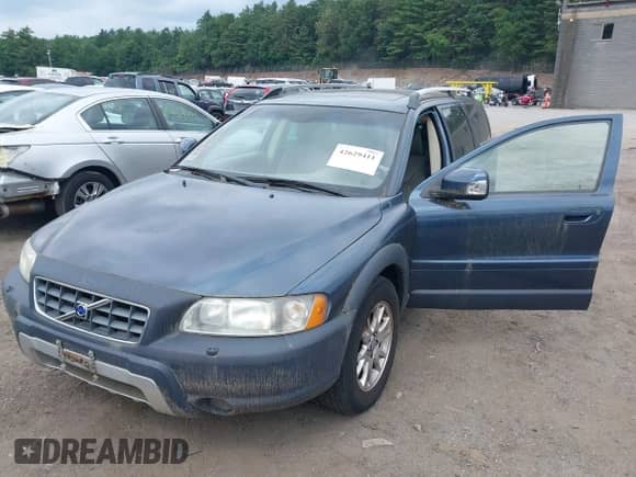 2007 Volvo XC70 with VIN YV4SZ592371258059, listed as a IAAI auction lot 42629411 with 145,008 mi miles and . Bid and sale history available at DreamBid. Image 2.