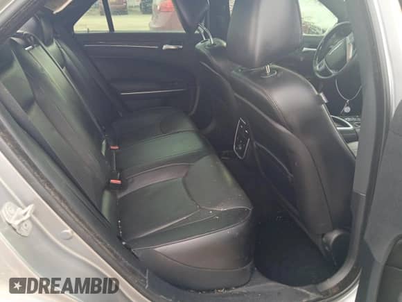 2014 Chrysler 300 C z VIN 2C3CCAKT2EH128572, wystawiony jako Copart lot #69677985 z przebiegiem 101 951 mil mil oraz Szkoda całkowita • Salvage title. Historia ofert i sprzedaży dostępna na DreamBid. Obrazek 10.