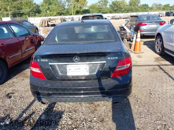 2014 Mercedes-Benz C 300 Sport z VIN WDDGF8AB9ER321586, wystawiony jako IAAI lot #43082118 z przebiegiem 169 799 mil mil oraz . Historia ofert i sprzedaży dostępna na DreamBid. Obrazek 16.