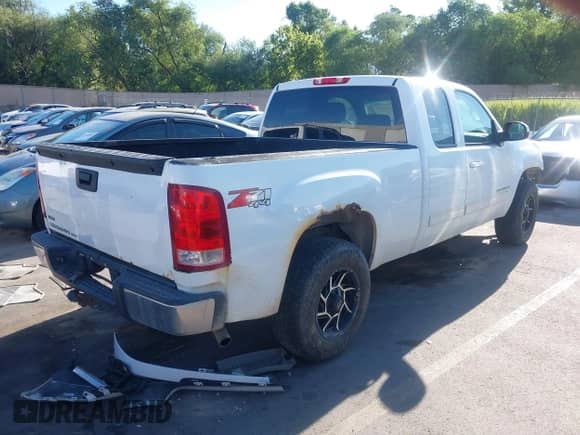 2007 GMC Sierra 1500 Work Truck z VIN 1GTEK19067Z584984, wystawiony jako IAAI lot #42665256 z przebiegiem 421 447 mil mil oraz . Historia ofert i sprzedaży dostępna na DreamBid. Obrazek 4.