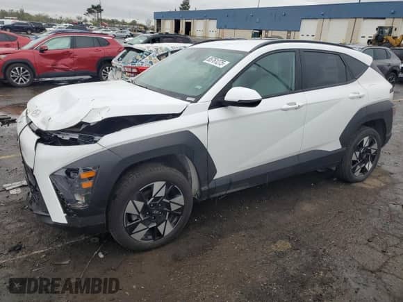 2025 Hyundai Kona SEL с VIN KM8HBCAB7SU227059, выставлен на аукционе Copart как лот 85761275 с пробегом 21 315 миль миль и Чистый • Clean title. История ставок и продаж доступна на DreamBid. Изображение 1.
