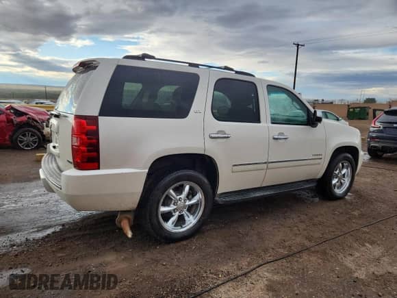 2011 Chevrolet Tahoe LTZ z VIN 1GNSCCE06BR375925, wystawiony jako Copart lot #85565375 z przebiegiem 118 730 mil mil oraz Czysty tytuł • Clean title. Historia ofert i sprzedaży dostępna na DreamBid. Obrazek 3.