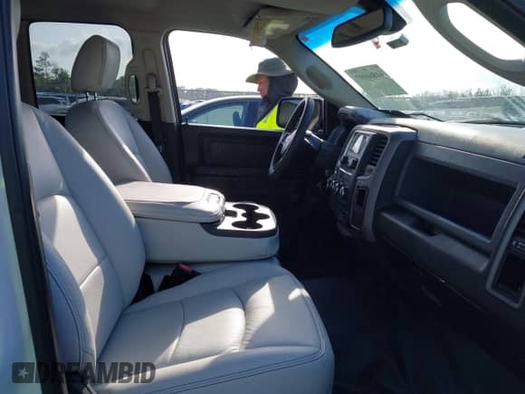 2019 Ram 1500 Express z VIN 1C6RR7FT8KS533686, wystawiony jako IAAI lot #41866997 z przebiegiem 199 502 mil mil oraz . Historia ofert i sprzedaży dostępna na DreamBid. Obrazek 5.