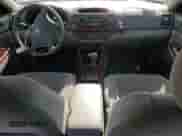 2005 Toyota Camry LE z VIN 4T1BE30K25U037477, wystawiony jako Copart lot #69819485 z przebiegiem 105 838 mil mil oraz Szkoda całkowita • Salvage title. Historia ofert i sprzedaży dostępna na DreamBid. Obrazek 8.