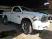 2019 Ram 1500 Express z VIN 3C6JR6AG6KG675995, wystawiony jako Copart lot #56966444 z przebiegiem 97 743 mil mil oraz Szkoda całkowita • Salvage title. Historia ofert i sprzedaży dostępna na DreamBid. Obrazek 4.