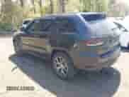 2017 Jeep Grand Cherokee SRT z VIN 1C4RJFDJ5HC688694, wystawiony jako IAAI lot #42134459 z przebiegiem 89 988 mil mil oraz . Historia ofert i sprzedaży dostępna na DreamBid. Obrazek 3.