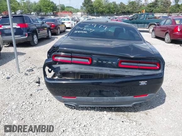 2015 Dodge Challenger SXT z VIN 2C3CDZAG0FH723745, wystawiony jako IAAI lot #39554771 z przebiegiem Nie podano mil oraz . Historia ofert i sprzedaży dostępna na DreamBid. Obrazek 15.