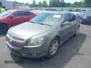 2012 Chevrolet Malibu LTZ z VIN 1G1ZG5E77CF164975, wystawiony jako IAAI lot #42513864 z przebiegiem 195 299 mil mil oraz . Historia ofert i sprzedaży dostępna na DreamBid. Obrazek 2.