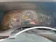 2003 Chevrolet Suburban LT z VIN 3GNGC26UX3G261624, wystawiony jako Copart lot #61983855 z przebiegiem 314 782 mil mil oraz Czysty tytuł • Clean title. Historia ofert i sprzedaży dostępna na DreamBid. Obrazek 9.