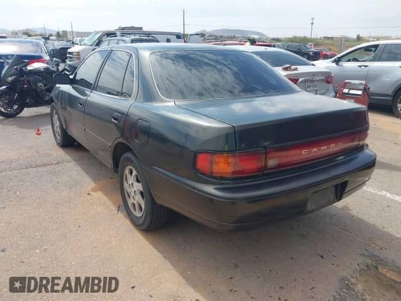 1993 Toyota Camry LE z VIN JT2SK12E2P0184734, wystawiony jako IAAI lot #42673480 z przebiegiem 130 511 mil mil oraz . Historia ofert i sprzedaży dostępna na DreamBid. Obrazek 3.