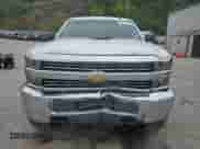 2015 Chevrolet Silverado 2500HD Work Truck z VIN 1GC1KUE86FF607840, wystawiony jako Copart lot #67075855 z przebiegiem 169 607 mil mil oraz Szkoda całkowita • Salvage title. Historia ofert i sprzedaży dostępna na DreamBid. Obrazek 5.