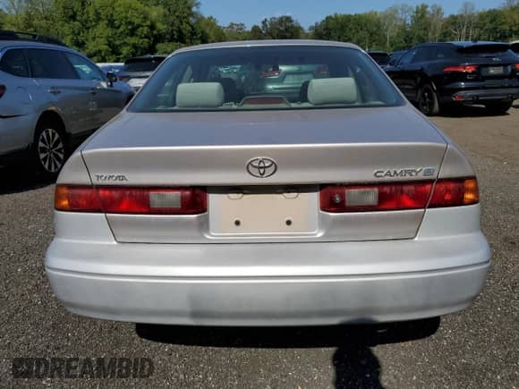 1999 Toyota Camry LE z VIN 4T1BG22K9XU437332, wystawiony jako Copart lot #71427975 z przebiegiem 206 486 mil mil oraz Szkoda całkowita • Salvage title. Historia ofert i sprzedaży dostępna na DreamBid. Obrazek 6.