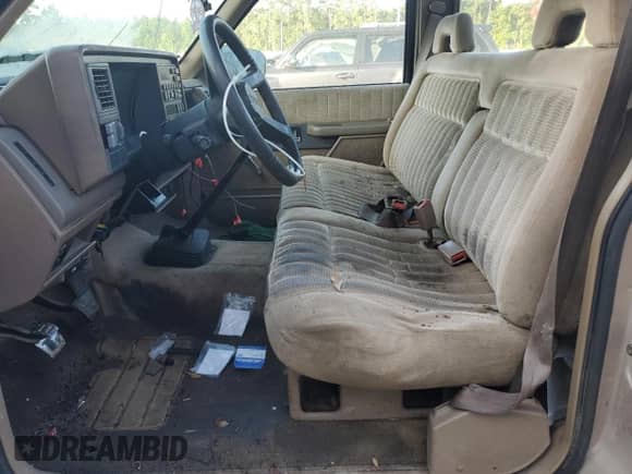 1992 Chevrolet Silverado 1500 с VIN 1GCDC14Z1NZ122568, выставлен на аукционе Copart как лот 61210195 с пробегом 275 932 миль миль и Списание • Salvage title. История ставок и продаж доступна на DreamBid. Изображение 7.