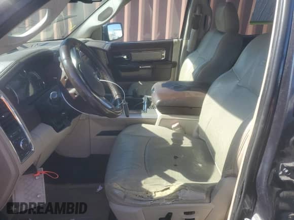 2014 Ram 1500 Laramie z VIN 1C6RR7NT6ES176059, wystawiony jako Copart lot #49403695 z przebiegiem 381 084 mil mil oraz Szkoda całkowita • Salvage title. Historia ofert i sprzedaży dostępna na DreamBid. Obrazek 7.