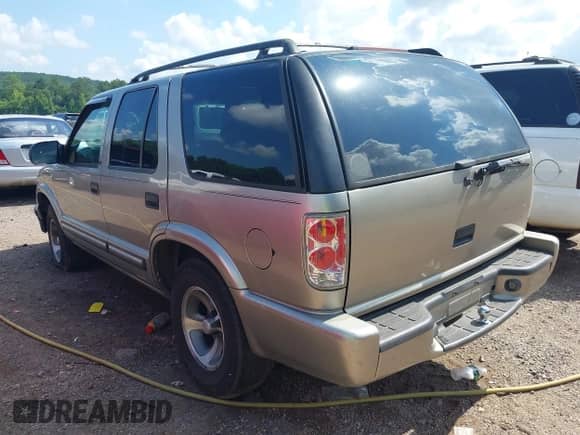 2001 Chevrolet Blazer LT z VIN 1GNCS13W112118178, wystawiony jako IAAI lot #42556250 z przebiegiem 182 771 mil mil oraz . Historia ofert i sprzedaży dostępna na DreamBid. Obrazek 3.