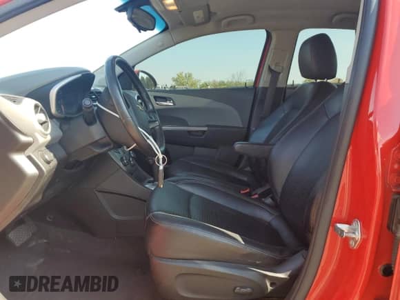 2017 Chevrolet Sonic Premier z VIN 1G1JF5SB3H4120323, wystawiony jako Copart lot #81182005 z przebiegiem 107 834 mil mil oraz Szkoda całkowita • Salvage title. Historia ofert i sprzedaży dostępna na DreamBid. Obrazek 7.