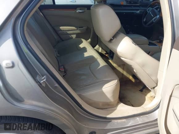 2014 Chrysler 300 C z VIN 2C3CCAEG6EH220900, wystawiony jako IAAI lot #43080522 z przebiegiem 153 817 mil mil oraz . Historia ofert i sprzedaży dostępna na DreamBid. Obrazek 8.