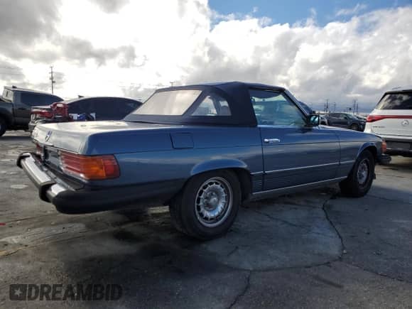 1984 Mercedes-Benz 380 SL z VIN WDBBA45A0EA010252, wystawiony jako Copart lot #85311625 z przebiegiem 75 448 mil mil oraz Szkoda całkowita • Salvage title. Historia ofert i sprzedaży dostępna na DreamBid. Obrazek 3.