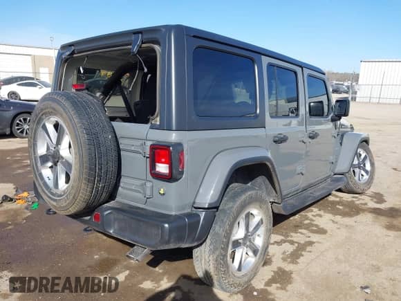 2021 Jeep Wrangler Unlimited Sahara Altitude z VIN 1C4HJXEN9MW645794, wystawiony jako IAAI lot #41807183 z przebiegiem 84 043 mil mil oraz . Historia ofert i sprzedaży dostępna na DreamBid. Obrazek 4.