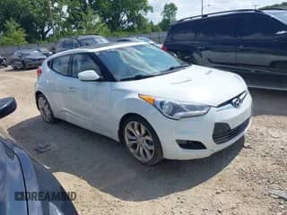 2013 Hyundai Veloster w/Black Int z VIN KMHTC6AD2DU131983, wystawiony jako IAAI lot #42671646 z przebiegiem 131 731 mil mil oraz . Historia ofert i sprzedaży dostępna na DreamBid. Obrazek 1.