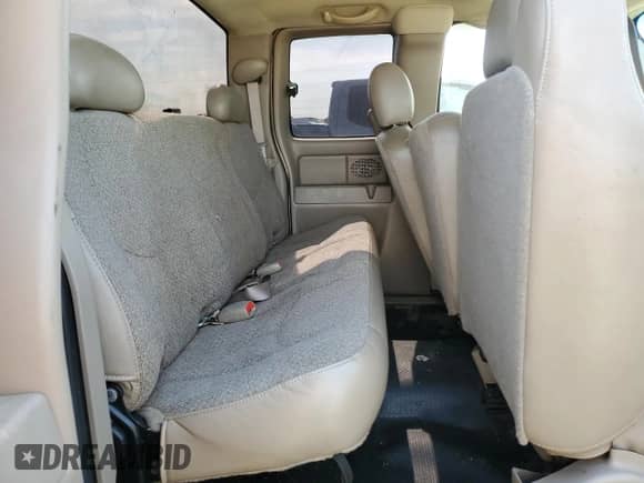 2005 Chevrolet Silverado 1500 Work Truck z VIN 1GCEC19V25Z222771, wystawiony jako Copart lot #81264215 z przebiegiem 179 441 mil mil oraz Czysty tytuł • Clean title. Historia ofert i sprzedaży dostępna na DreamBid. Obrazek 10.