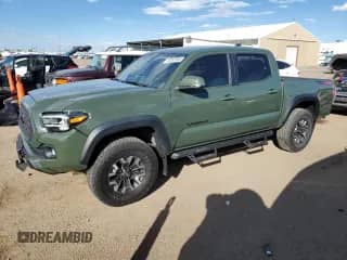 2022 Toyota Tacoma SR с VIN 3TMCZ5AN7NM519528, выставлен на аукционе Copart как лот 84897605 с пробегом 26 429 миль миль и Списание • Salvage title. История ставок и продаж доступна на DreamBid. Изображение 1.