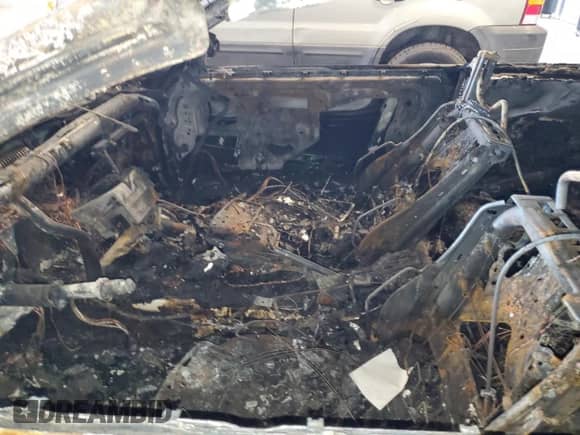 2011 BMW M3 z VIN WBSDX9C50BE399046, wystawiony jako Copart lot #83610864 z przebiegiem Nie podano mil oraz Nie do naprawy • Non repairable. Historia ofert i sprzedaży dostępna na DreamBid. Obrazek 7.