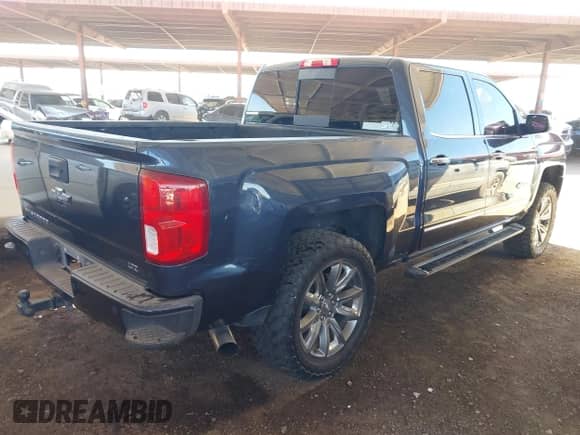 2018 Chevrolet Silverado 1500 LTZ z VIN 3GCUKSEC1JG495350, wystawiony jako IAAI lot #43318196 z przebiegiem 139 694 mil mil oraz . Historia ofert i sprzedaży dostępna na DreamBid. Obrazek 4.