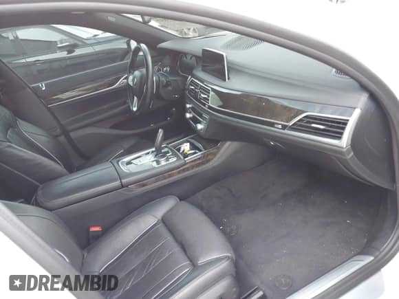 2019 BMW 7 Series 750i с VIN WBA7F0C5XKGM24636, выставлен на аукционе IAAI как лот 42507037 с пробегом 83 157 миль миль и . История ставок и продаж доступна на DreamBid. Изображение 5.