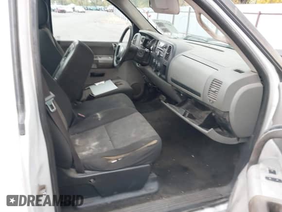 2008 Chevrolet Silverado 2500HD Work Truck z VIN 1GCHC24K48E125633, wystawiony jako IAAI lot #40718124 z przebiegiem Nie podano mil oraz . Historia ofert i sprzedaży dostępna na DreamBid. Obrazek 5.