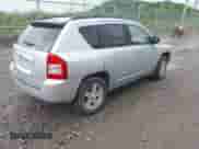 2010 Jeep Compass Sport z VIN 1J4NT1FBXAD621049, wystawiony jako IAAI lot #42256736 z przebiegiem 99 000 mil mil oraz . Historia ofert i sprzedaży dostępna na DreamBid. Obrazek 4.