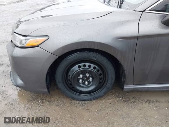 2020 Toyota Camry SE z VIN 4T1G11AK7LU943920, wystawiony jako IAAI lot #43352053 z przebiegiem 99 718 mil mil oraz . Historia ofert i sprzedaży dostępna na DreamBid. Obrazek 20.