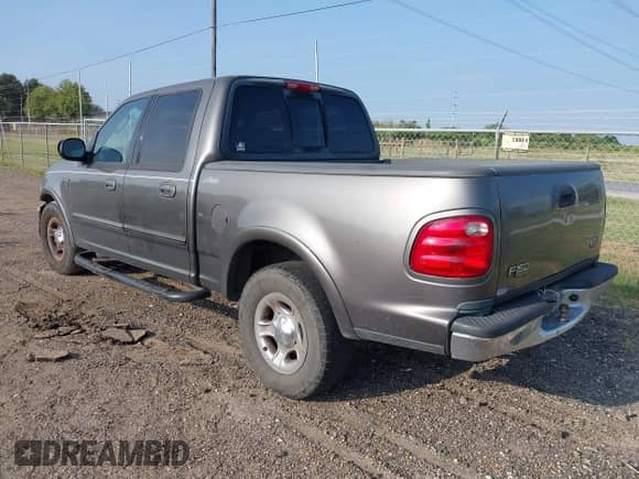 2003 Ford F-150 XLT z VIN 1FTRW07L73KD23542, wystawiony jako IAAI lot #43393241 z przebiegiem Nie podano mil oraz . Historia ofert i sprzedaży dostępna na DreamBid. Obrazek 3.